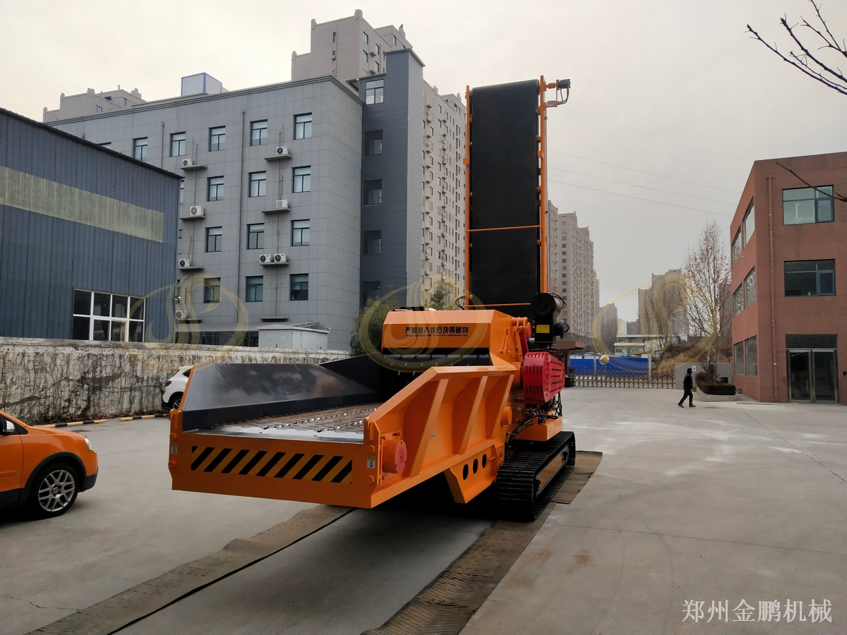 郑州金鹏大型移动式木材粉碎机作业与出料说明